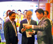 公司領(lǐng)導(dǎo)向國家紡織工業(yè)局杜鈺洲局長(zhǎng)贈(zèng)送本公司總經(jīng)理商成杰主編、紡織出版社出版的工具書（2009）