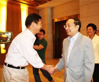 潔爾爽公司總經(jīng)理商成杰歡迎十屆全國人大常委會副委員長蔣正華指導(dǎo)工作。（2008）